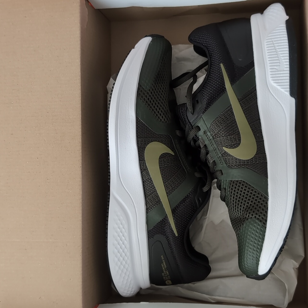 NWT- Men's Nike Run Swift 2